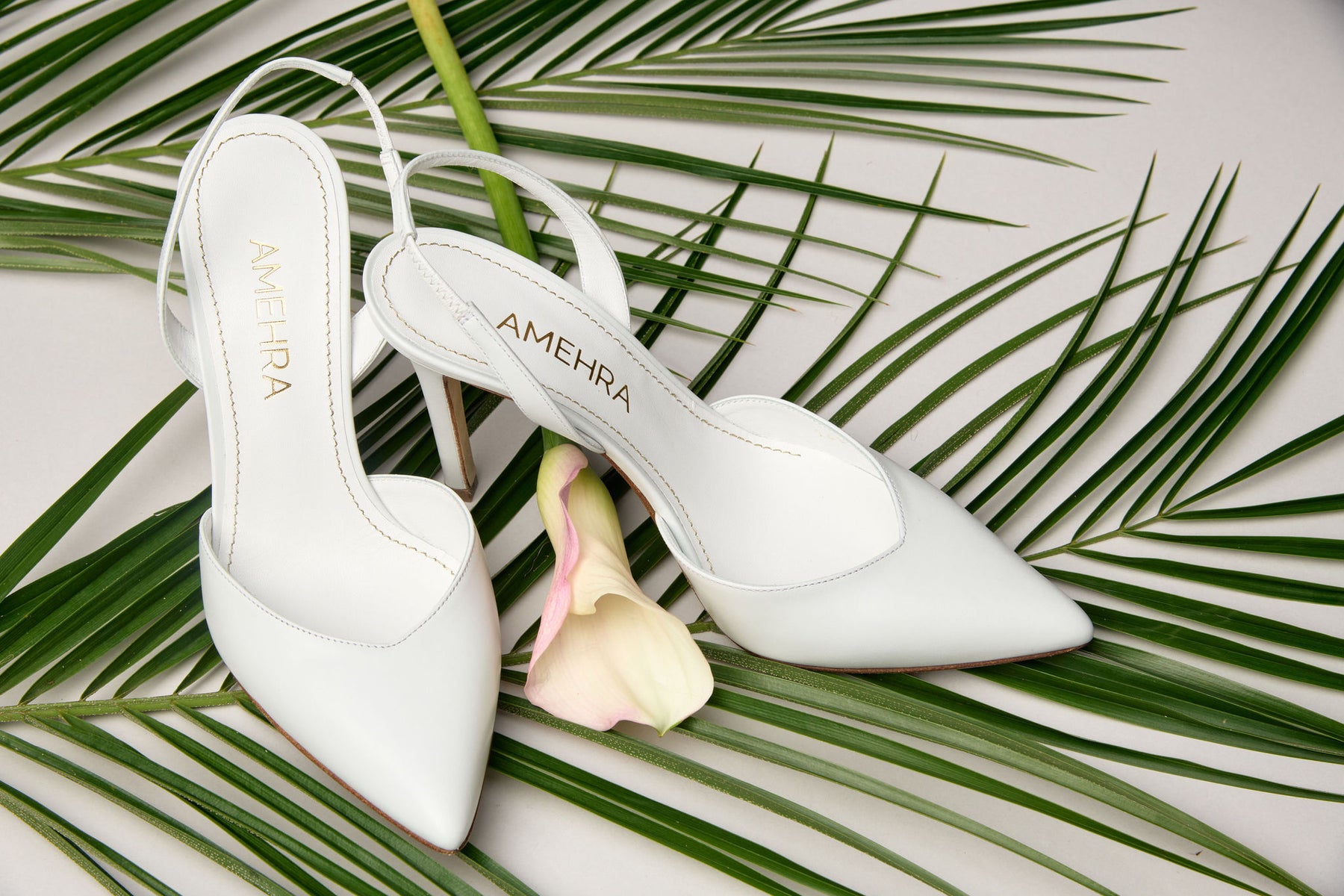 Slingback pump in white leather
